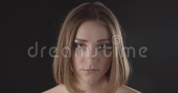 年轻漂亮的白种人短发女性可爱的闪光妆看着背景摄像机视频的预览图