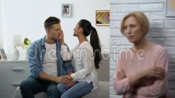 好奇的岳母偷偷地听女人在丈夫耳边低语秘密视频的预览图