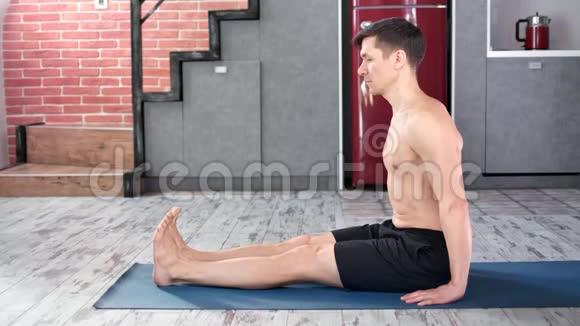 运动灵活的男性展示完美的伸展练习瑜伽运动侧视视频的预览图