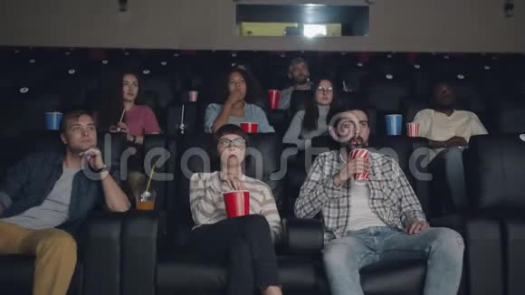 一群朋友在电影院里看电影吃喝玩乐坐在一起视频的预览图