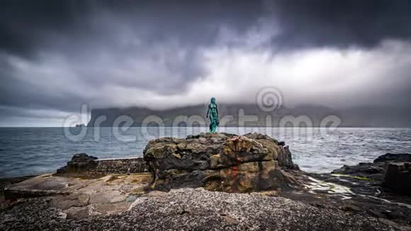 科帕科南雕像在米克拉达勒村壮观的风暴时间推移视频的预览图