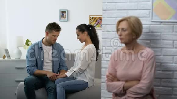 嫉妒的岳母看着年轻夫妇在家拥抱不想要的关系视频的预览图