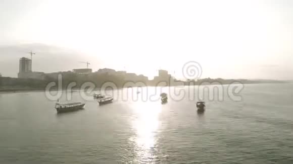 泰国古尔海的日出船在柬埔寨Drone拍摄视频的预览图