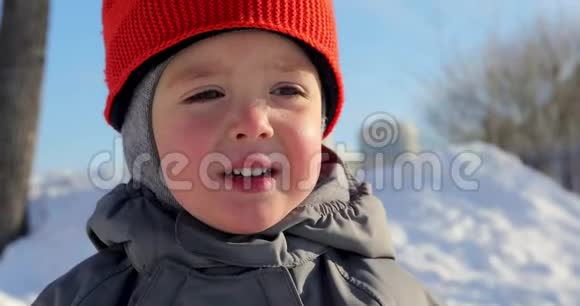 双颊通红的孩子望着远方冬日的霜冻视频的预览图
