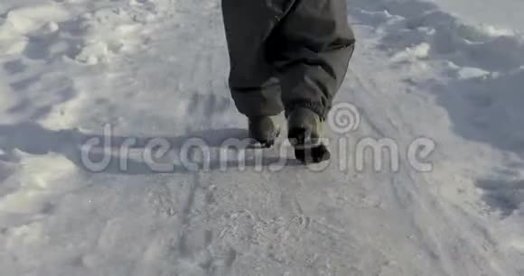 小腿儿跑雪道视频的预览图
