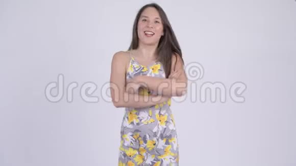 年轻快乐的多民族旅游妇女双臂交叉微笑视频的预览图