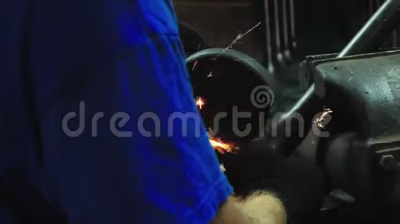 工匠用圆锯工作火花从铁水中飞来男人努力工作人在钢铁上工作最后报告视频的预览图