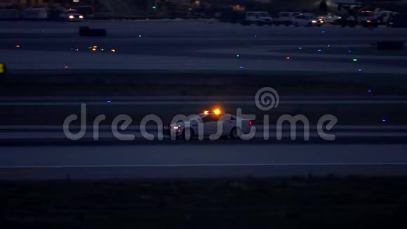 在黎明或黄昏时驾驶的不明机场警车视频的预览图