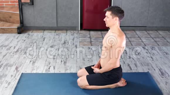 男教导员练习瑜伽做向下的狗高角度的聊天姿势视频的预览图