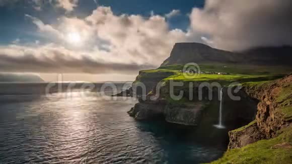 法罗群岛的Gasadalur瀑布黄昏时瓦加尔岛视频的预览图