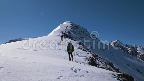 登山者到达吉尔吉斯斯坦雪山之巅视频的预览图