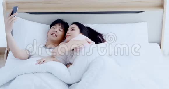 情侣躺在床上一起自拍视频的预览图