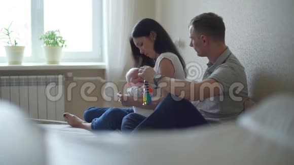 母亲和父亲一起抚慰婴儿视频的预览图