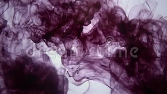 黑色墨水混合在水中视频的预览图