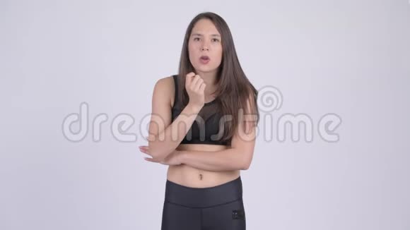年轻压力很大的多民族女性准备去健身房视频的预览图
