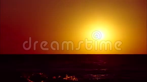 红色的太阳从地平线上落向海洋一个天体沉入大海视频的预览图