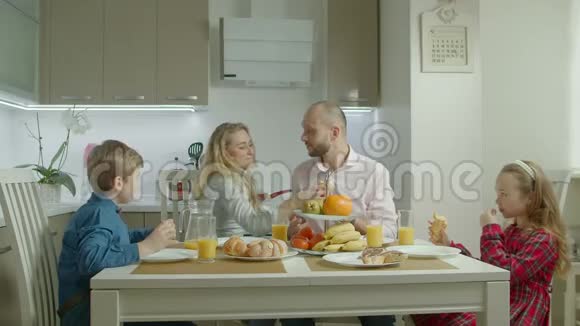可爱的家庭享受家庭厨房的美食视频的预览图
