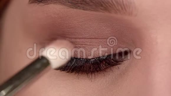 美容院的眼部模特特写视频的预览图