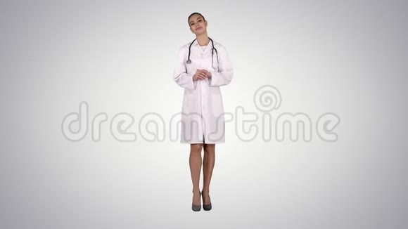 女医生用双手在渐变背景上显示一些东西视频的预览图