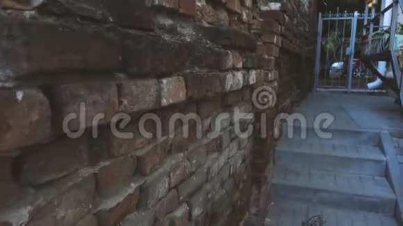 摄像机沿旧砖墙移动栅栏视频的预览图