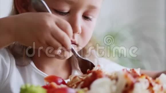 一个小女孩正在吃意大利面特写视频的预览图
