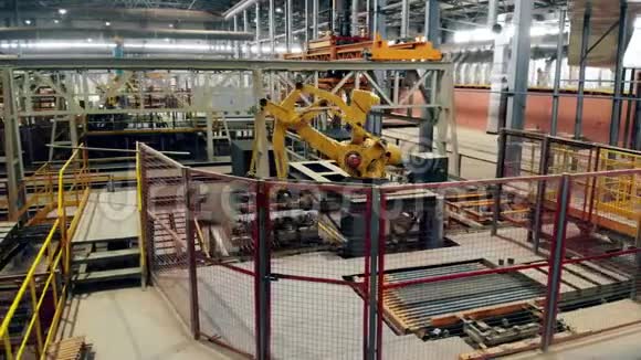 机器人生产线正在与陶瓷产品合作现代自动化工厂设备视频的预览图