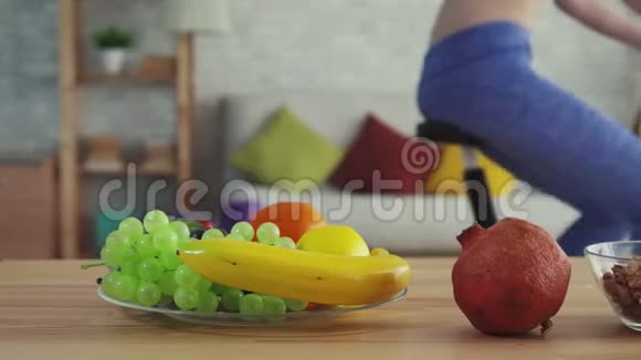 正确的营养概念桌子上摆着蔬菜水果和坚果视频的预览图