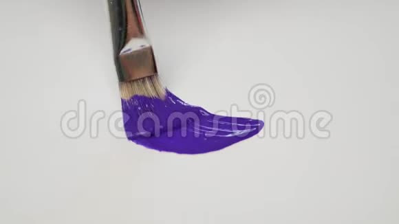 画家使用蛋彩画的技巧用画笔和紫罗兰色作画视频的预览图