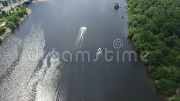 在蓝色河面上快速移动的喷气滑雪的空中俯视视频的预览图