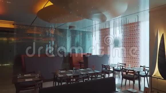 餐厅有桌子沙发明亮的奉献视频的预览图