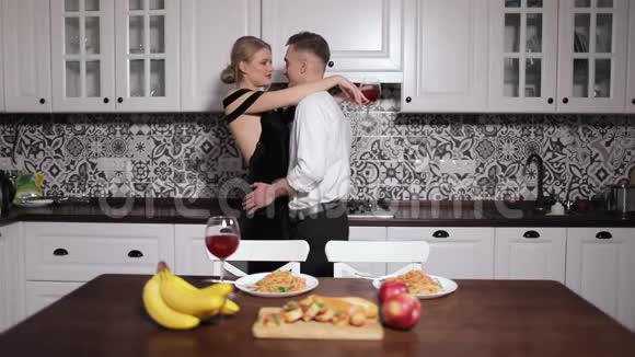 晚餐时由夫妇跳浪漫舞蹈视频的预览图