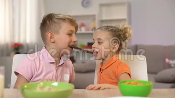 男孩子和女孩子一起吃巧克力兄弟分享糖果视频的预览图