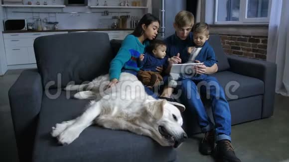 不同的家庭在平板电脑上建立小狗网络视频的预览图
