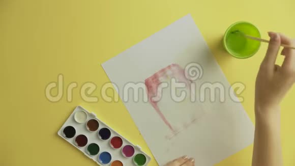女画家画水彩颜料的俯视图视频的预览图