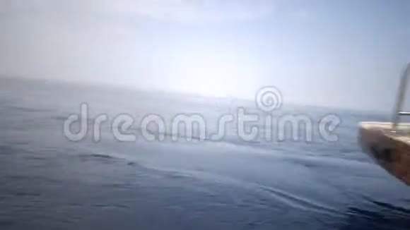 潜水员从船上跳入水中从红海的水肺中冒出气泡视频的预览图
