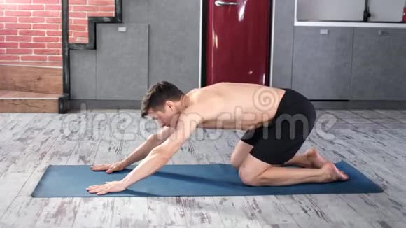 职业瑜伽男在公寓全套房做伸展运动视频的预览图