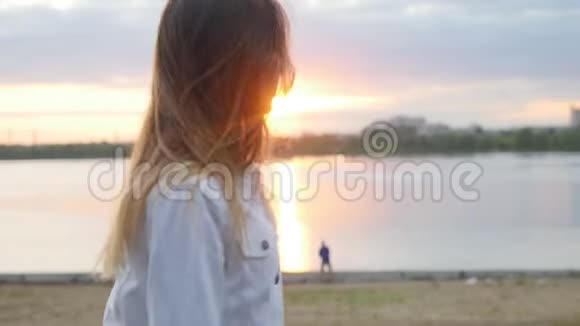一个害羞的少女在海边散步视频的预览图