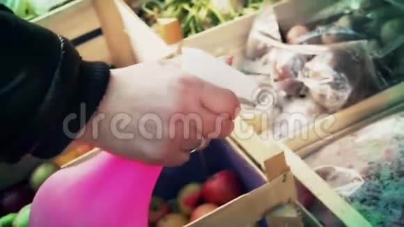 一个女人在街头集市上喷洒水果视频的预览图