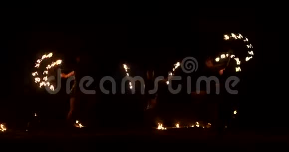 一群玩火的人人们在漆黑的夜晚在户外表演时吐火视频的预览图