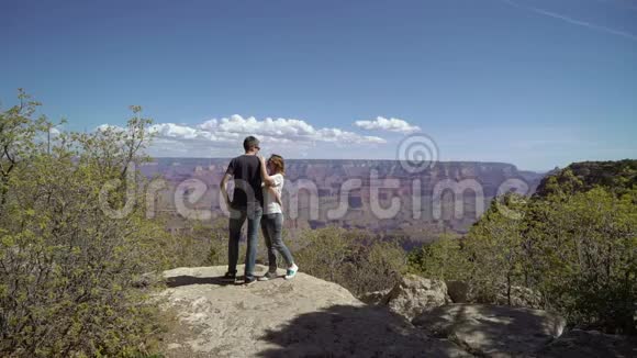年轻夫妇在大峡谷散步视频的预览图