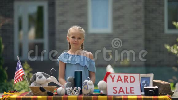 卖旧玩具的女孩在院子里卖赚零用钱年轻的女商人视频的预览图