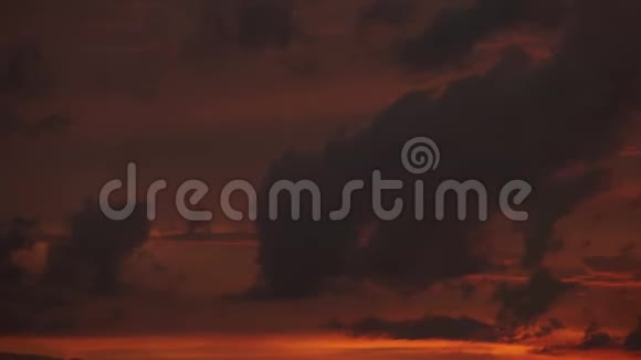 日落时的大风暴云视频的预览图