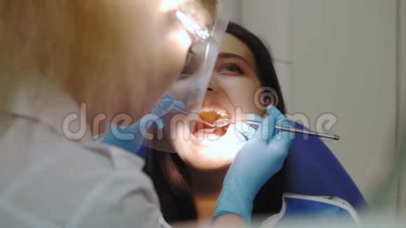 牙医在牙科诊所检查病人牙齿视频的预览图