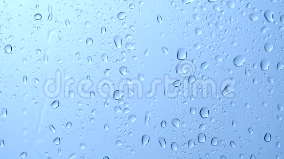 水滴在玻璃上雨在窗户上慢动作视频的预览图