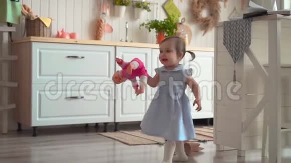 小美丽的女婴穿过厨房视频的预览图