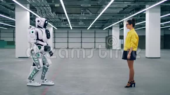 仿生机器人和一位年轻的女士在手互相抚摸视频的预览图