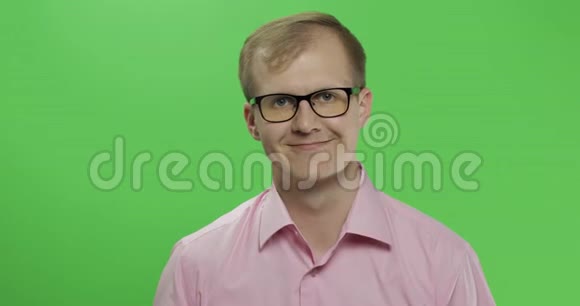 穿着粉红色衬衫的白人男子竖起大拇指铬键视频的预览图