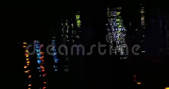 诺曼底的多维尔烟花反映在水中实时视频的预览图