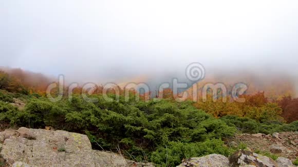 西班牙加泰罗尼亚蒙森尼山脉上空云层的时间流逝镜头视频的预览图