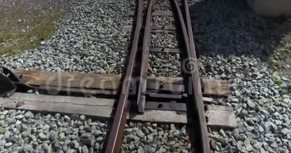 在旧火车轨道上运动的主观视觉视频的预览图